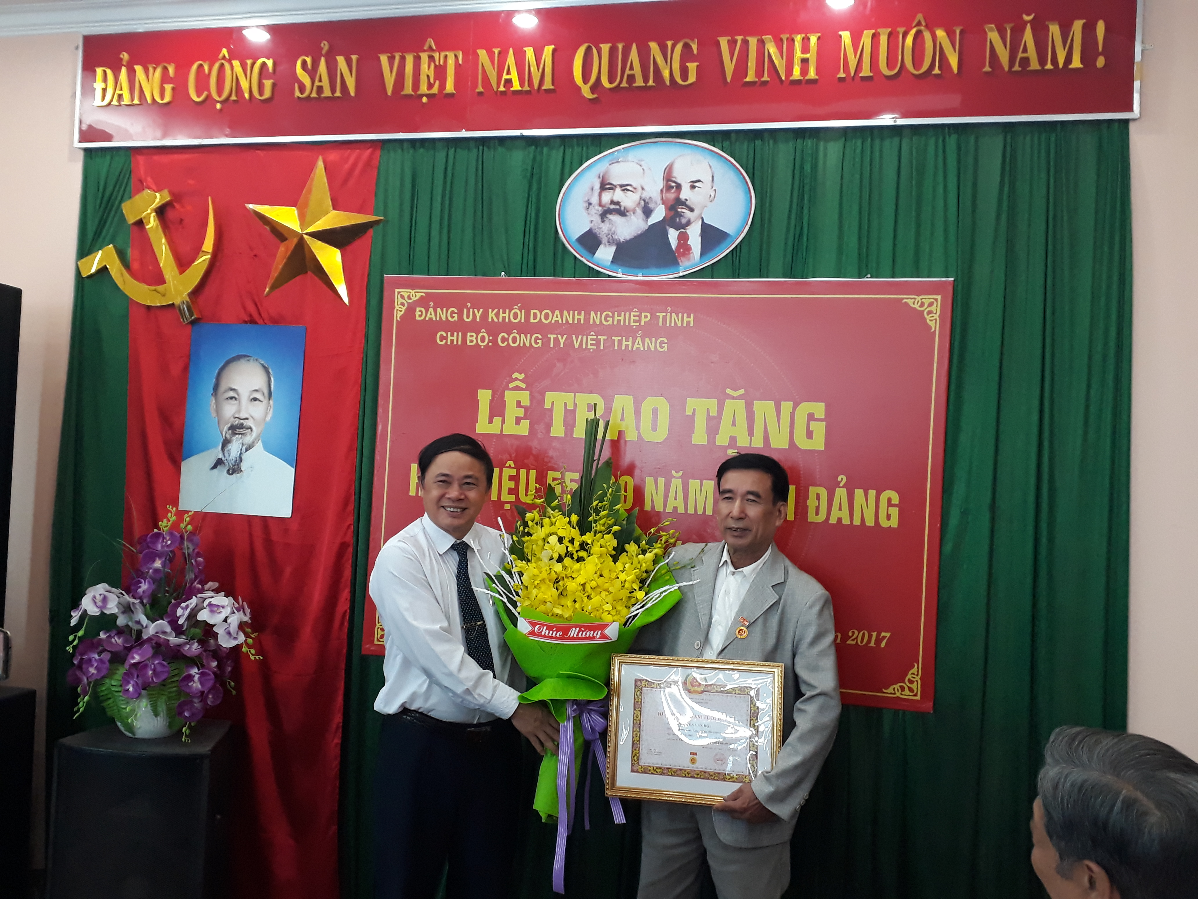 Chi bộ Công ty TNHH Việt Thắng tổ chức Lễ trao tặng Huy hiệu Đảng cho đảng viên