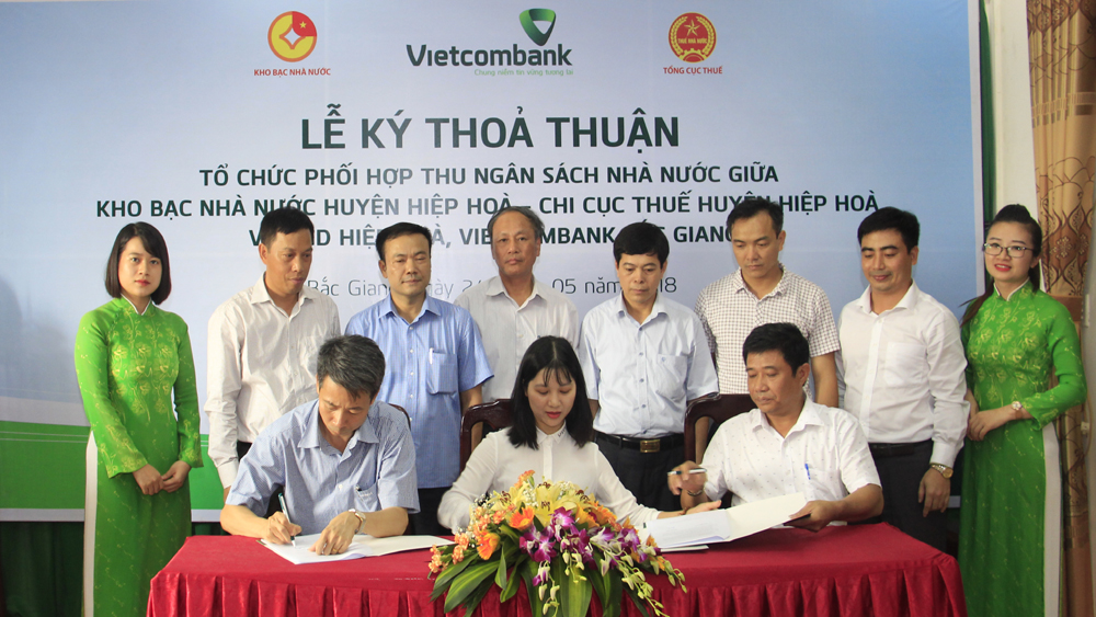   Vietcombank Bắc Giang: Ký thỏa thuận phối hợp thu ngân sách tại Hiệp Hòa